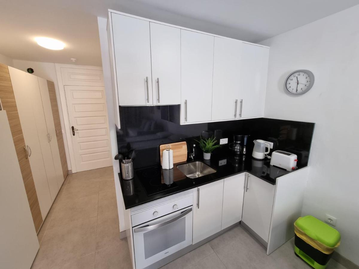 Studio No 2 Just 100 To Beach And Sea, Large Terrace, Heated Pool, Wifi, Aircondition For A Fee Playa de las Americas  Exterior foto